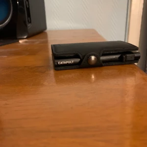 Fin Catapult plånbok  - En väldigg fin och oanvänd carapult plånbok i läder. Den har plats för både kontanter och sedlar. 