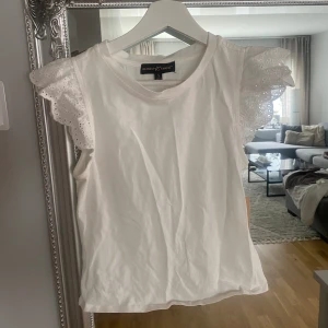 Topp - Topp med volanger, aldrig använd. Köpt på primark