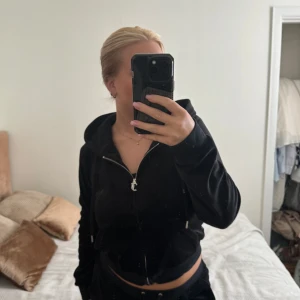 juicy couture set  - Juicy couture set! Ena änden på byxsnöret saknade metall delen💕