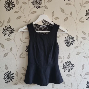 Gina tricot, svart peplump topp, Strl: XS/34 - Gina tricot, svart peplump topp, Strl: XS/34. Bra skick!