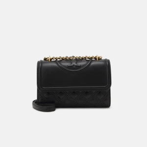 Tory Burch Small Convertible Fleming bag  - Tory Burch Small Convertible Fleming bag i svart. Sparsamt använd. Skriv för egna bilder. Nypris 6665kr.