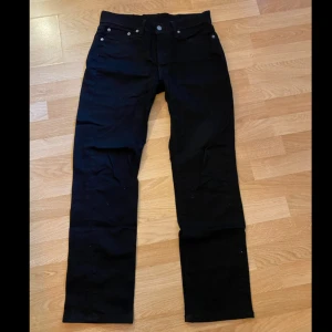 Levis straight jeans  - Jätte bra skick  Längd : 102cm  Midjan: 39cm Leg opening: 21 cm