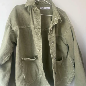 Grön jeansjacka  - Lite stor i storleken och nästan aldrig använd 