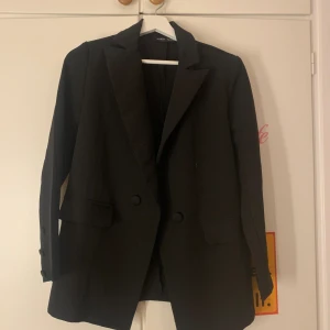 svart kappa - säljer nu min svarta kappa då den aldrig kommit till användning 