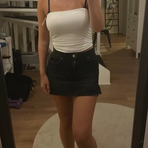 Svart kjol  - Svart jeanskjol ifrån zara, passar mig som är xs men är egentligen från barn avdelning.  Bra skick, bara andvänd några få gånger 