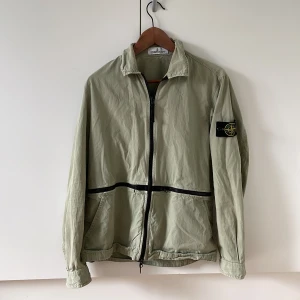 Stone island jacka - Säljer nu en stone island jacka för löjligt billigt pris, jackan är i ny skick skriv till mig vid minsta fundering