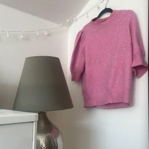Rosa stickad tröja från Vero Moda - Säljer en superfin rosa stickad tröja från Vero Moda. Den har en mysig och mjuk känsla med trekvartsärmar och ribbade kanter vid hals, ärmslut och nederkant. Perfekt för både vår och höst! 💖