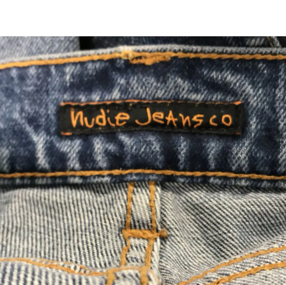 Säljer ett par schyssta Nudie Jeans i mörkblå färg. Jeansen är i bra skick utan några defekter. Nypris: ca 1600. Modell: Lean Dean. Skriv vid minsta fundering! . Jeans & Byxor.