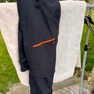 Hypershell silence zip-off pants - Jättesköna stretchiga friluftsbyxor, endast använda några gånger. Avtagbara ben.