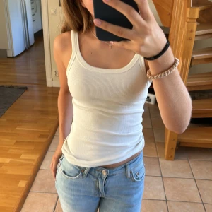 Vitt linne - Säljer detta vita linnet. Det är i bra skick. 