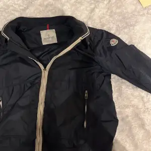 Säljer denna feta moncler windbreakern då den är lite för liten för mig. Bra skick, enda defekten är att en dragkedja har lossnat, annars inga fel. Storlek 3, motsvarar M. Hör av er vid frågor eller funderingar! äkta!