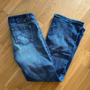 lågmidjade jeans  - bootcutjeans💕 midjemått: ca 38,5 innerbenslängd: ca 76