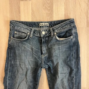 Blå jeans från Acne - Säljer ett par snygga blå jeans från Acne. kommer inte till användning
