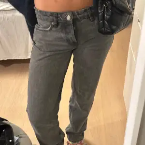 Säljer dessa snygga gråa jeans från zara, andra bilden är inte min!