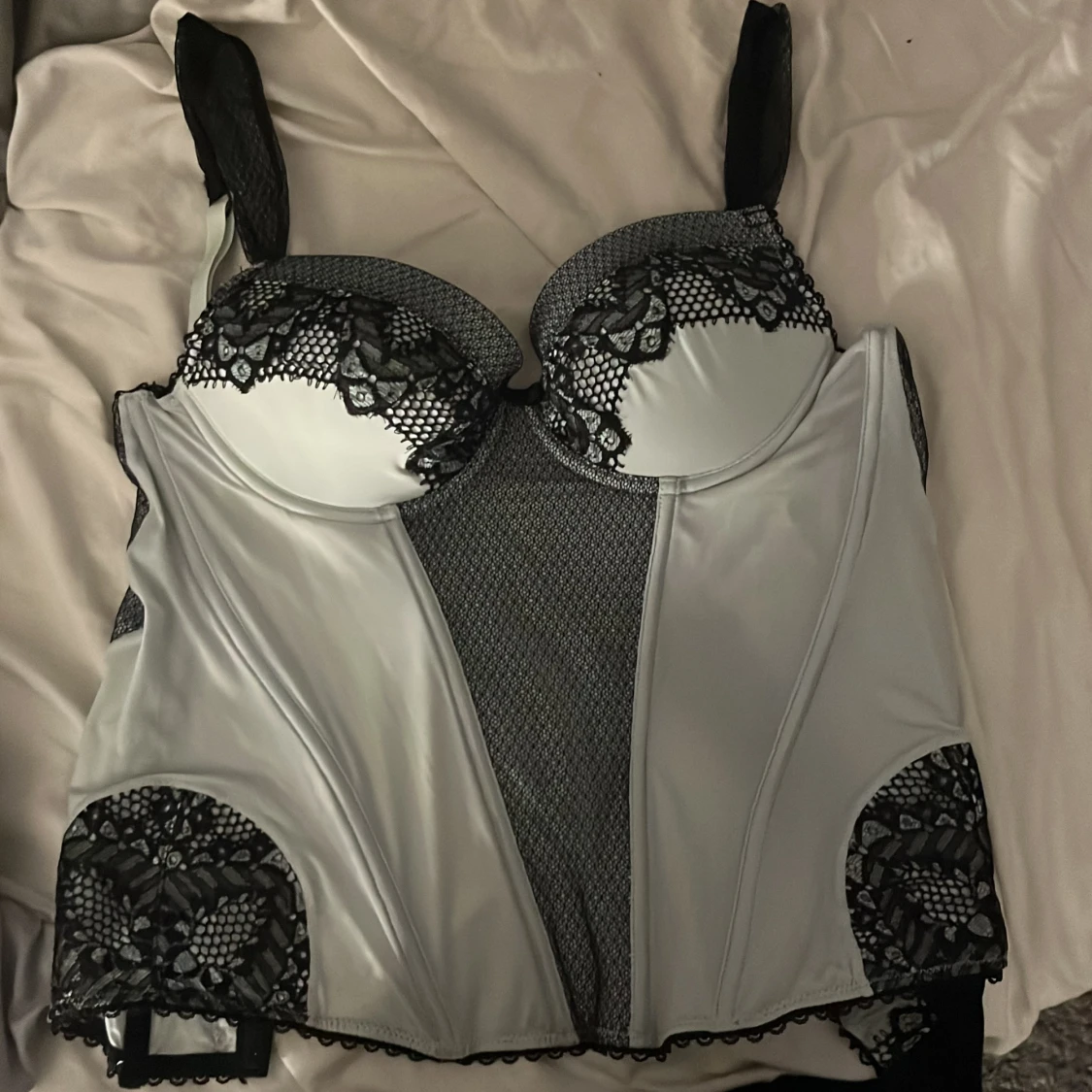 Elegant korsett med spetsdetaljer