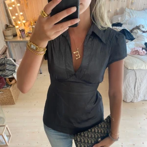 Blus - SUPERSNYGG verkligen❣️❣️men kan knyta där bak hur tajt man vill ha den i midjan💞💞lite smått glittrig