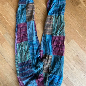 ”Hippiebyxor ”  - Jag köpte Dehär byxorna i vintras men de är för små och därför säljer jag dem. Jag har inte haft på mig de längre än 10 minuter och bara inomhus så de är knappt använda alls. De har bara legat i min garderob i ett halvår. Var 160 eller kortare 
