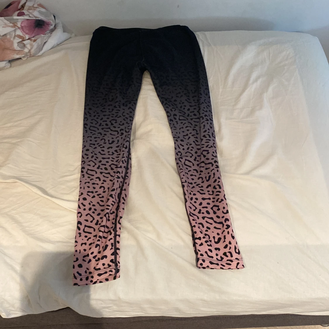 Svarta och rosa leggings med leopardmönster från Iconic - 90