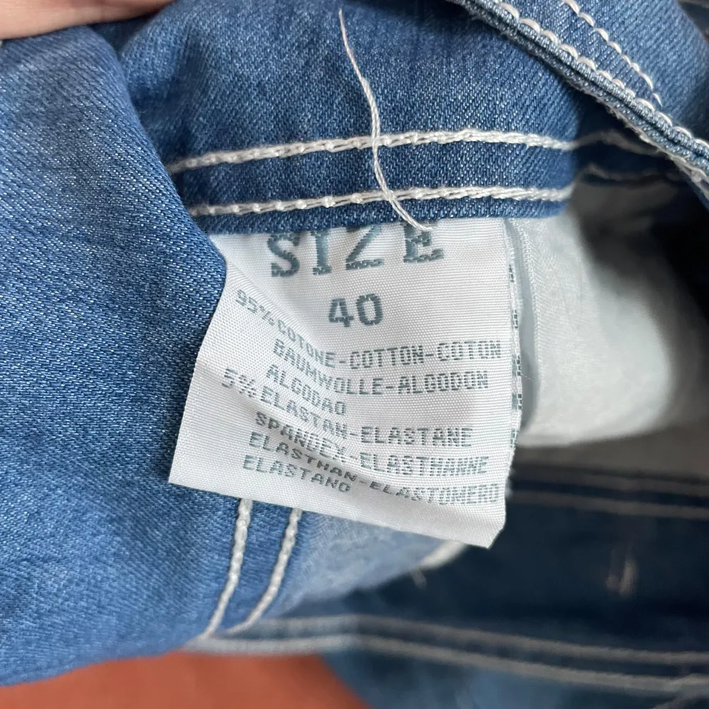 Säljer en snygg vintage jeanskjol från Miss Vip i storlek 40. Kjolen är i klassisk blå denim med två knappar och dragkedja fram. Den har också praktiska fickor både fram och bak. Perfekt för en avslappnad vardagslook eller en somrig utflykt! 💙. Kjolar.