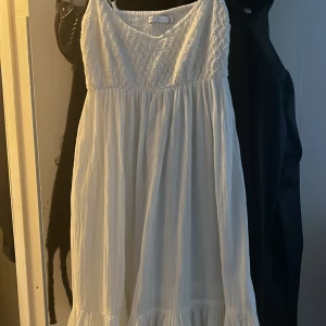 Sommarklänning  - Sååå söt sommarklänning som jag älskar men har liknande av den så använder den inte lika mycket 🌸
