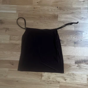 Mörkbrun kjol  - Kort från PLT 