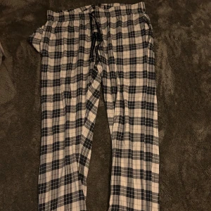 Pyjamasbyxor  - Bra skick, väldigt långa jag är 169 och dom går mycket ner över fötterna