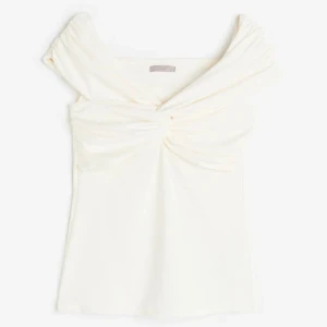 Offshoulder topp h&m - Säljer denna eftertraktade offshoulder toppen från H&M! Jätte snygg och slutsåld! Tyvärr passar den inte mig i storleken, köp via köp nu, toppen är krämvit men finns ej det som färg allternativ!💞