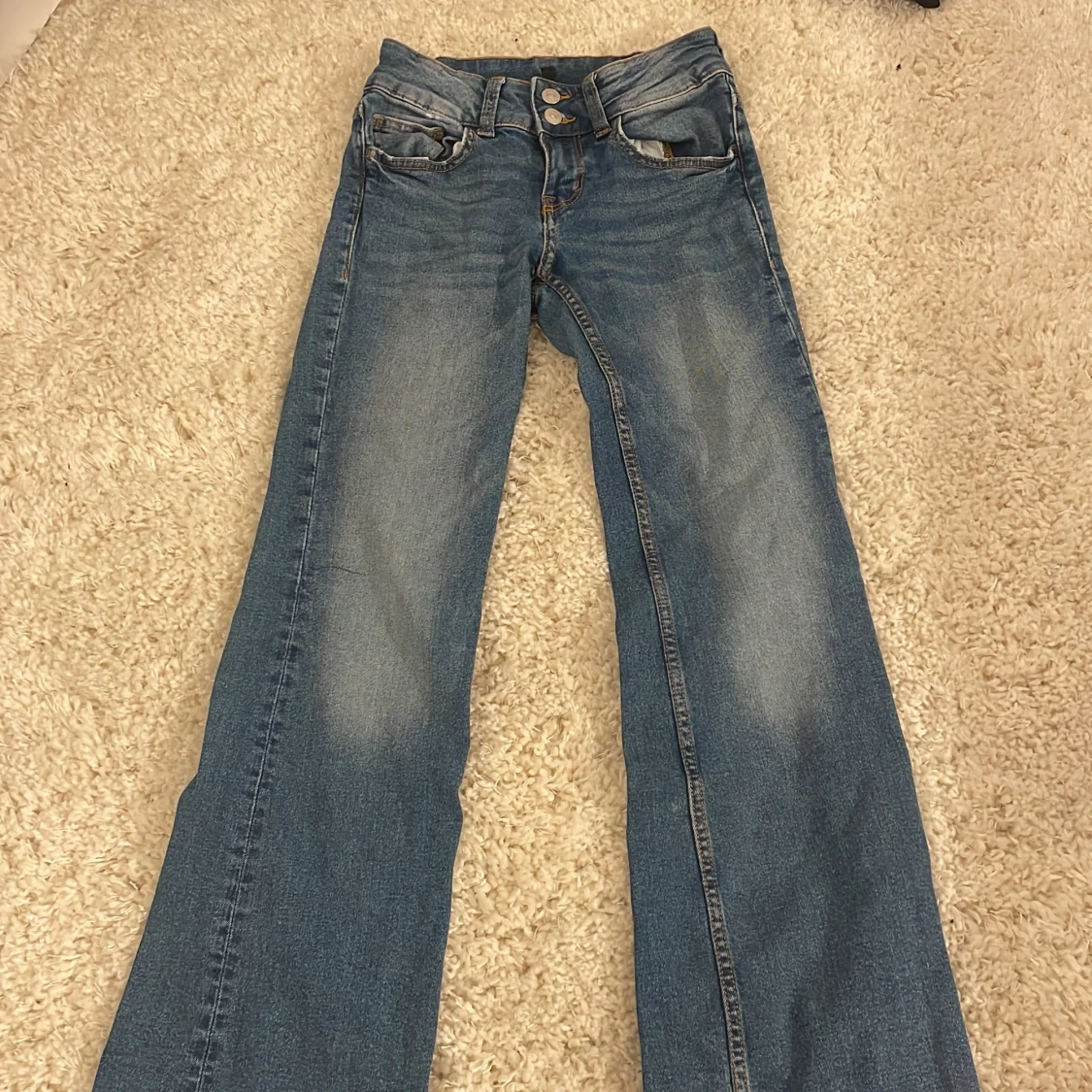 Low waist bootcut jeans från hm