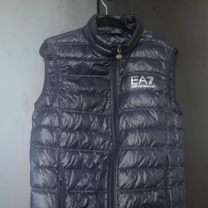 Ea7 Emporio Armani bäst - mörkblå S - Storlek S, passar mellan 165-180cm Mörkblå/navy Skick:9/10 knappt använd, inga skador. Pris: 600 eller bud
