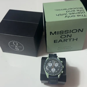 Omega x Swatch Speedmaster MoonSwatch - Säljer en Omega x Swatch Speedmaster MoonSwatch. Klockan är en del av den begränsade upplagan av Bioceramic MoonSwatch-serien, som släpptes i april 2023. Nyskick, säljs som fullset med allt certifikat, låda etc. Klockan är köpt i Wien, April 2023.