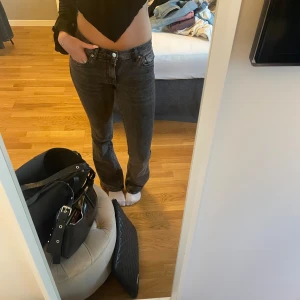 Low waist jeans - Low waist bootcut jeans ifrån Gina, storlek 34💗