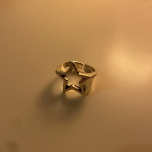 Silverfärgad stjärnring - Snygg och unik ring i silverfärg med en öppen stjärndesign. Går att stretcha ut. Passar bra till både vardag och speciella tillfällen.🩶köpt på en marknad