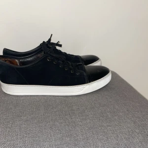 Lanvin skor - Tjena! Säljer nu mina schyssta Lanvins som är i storleken 45 (känns som en 44). De är väl omhändertagna, självklart lite skavanker då de är använda, men annars i bra skick. Hör av er för frågor eller funderingar.
