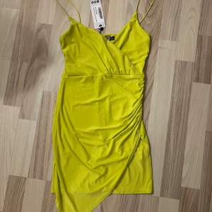 Sommarklänning - Strl S. Sexig klänning som har dubbla lager uppe och fram men baksidan är lite genomskinlig, vilket nog är hela poängen 👀