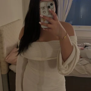 Vit offshoulder tröja och kjol - En fin vit off-shoulder stickad tröja och en vit kjol som ni kan se sista sliden. Kjolen är helt ny och tröjan har använts max 5 gånger <3