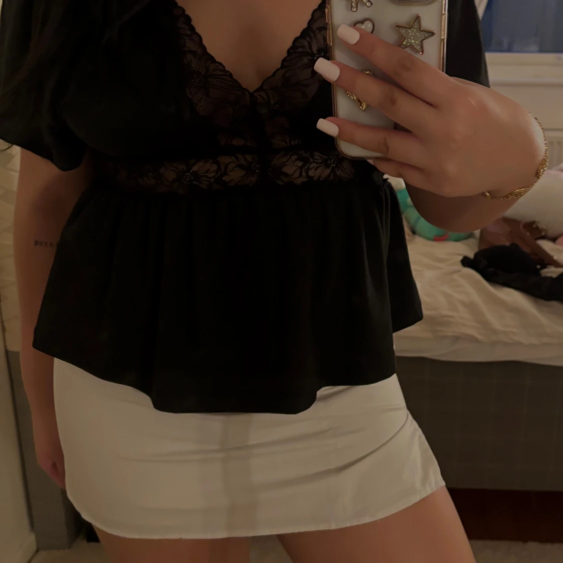 Svart blus med spetsdetaljer och svart korsett top - 1