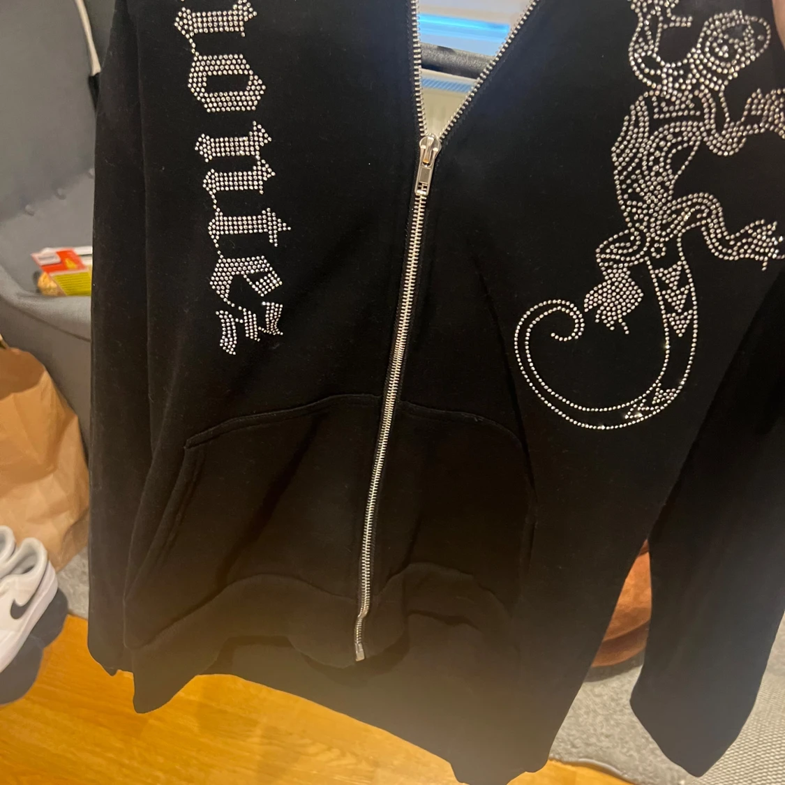 Svart hoodie med glittrig ödla - 1