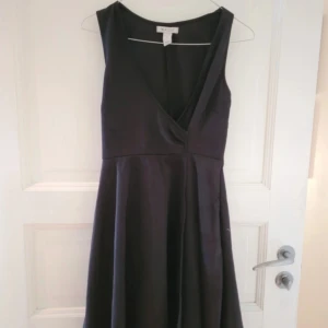 Snygg svart klänning från NLY st S - Snygg svart klänning från NLY i storlek S. Klänningen har en klassisk passform som ger en smickrande siluett.