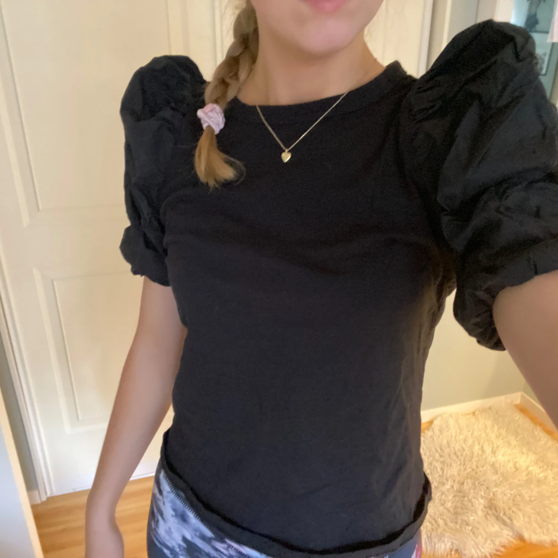 Svart topp med puffärmar
