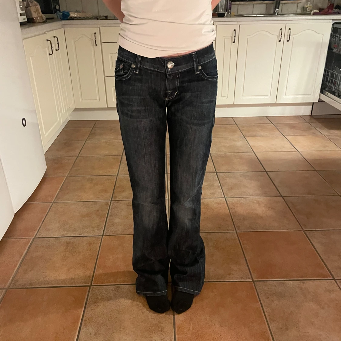 Mörkblå jeans med broderade bakfickor - 1