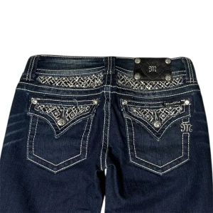 MISS ME JEANS - Miss me jeans modell JP6212B/BOOT. NYTT SKICK. Midjemått rakt över: 36,5cm Innerbenet: 84,5cm Ytterbenet: 105,5cm