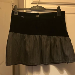 Cool minikjol - Fin svartgrå minikjol i y2k-stil, passar nog M/L bäst 