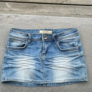 Blå jeanskjol  - Snygg blå jeanskjol. Midjemått: 36-37 cm 