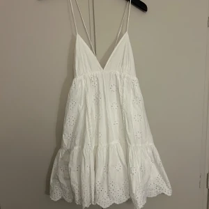 Vit sommarklänning från Zara  - Säljer en söt vit klänning från Zara med knyte i ryggen,säljer för att den in passa längre💞