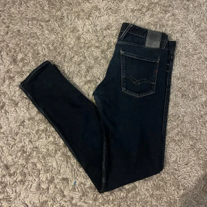 Replay anbass jeans  - Snygga Replay anbass jeans med klassisk femficksdesign och sömmar. Byxorna har en slim passform och är perfekta för en stilren look. Sköna och mjuka i materialet. Står strlk 32/36 på lappen men sitter mer som 34 i längd(mått kan skickas privat). I väldigt bra skick, postas antigen samma dag som köp eller dagen därpå. Sänker priset 50kr vid snabb och smidig affär🙌💯