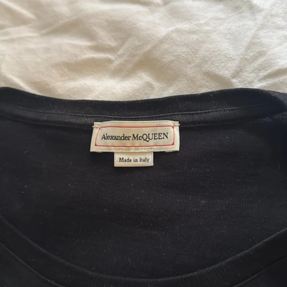 Snygg svart t-shirt från Alexander McQueen med ett stort dödskalletryck på framsidan. Tillverkad i Italien, köpt via Farfetch. Klassisk passform. Nypris 1700kr. T-paidat.