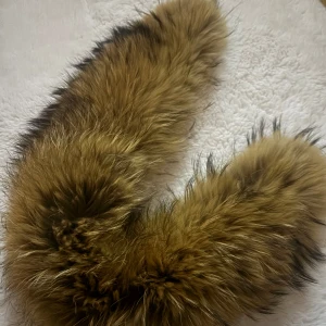 fluffig päls - Säljer en supermjuk och fluffig brun päls från rock&blue.  Går enkelt att fästa på jacka/kappa 