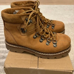  Donna sportiva a Mayer kängor  -    Donna sportiva  Mayer kängor Unused  Perfekta för höst- och vinteraktiviteter. Kängorna har en bra passform och är bekväma att bära.  Snörningen är enkel att justera. Sulorna är slitstarka och ger bra grepp.