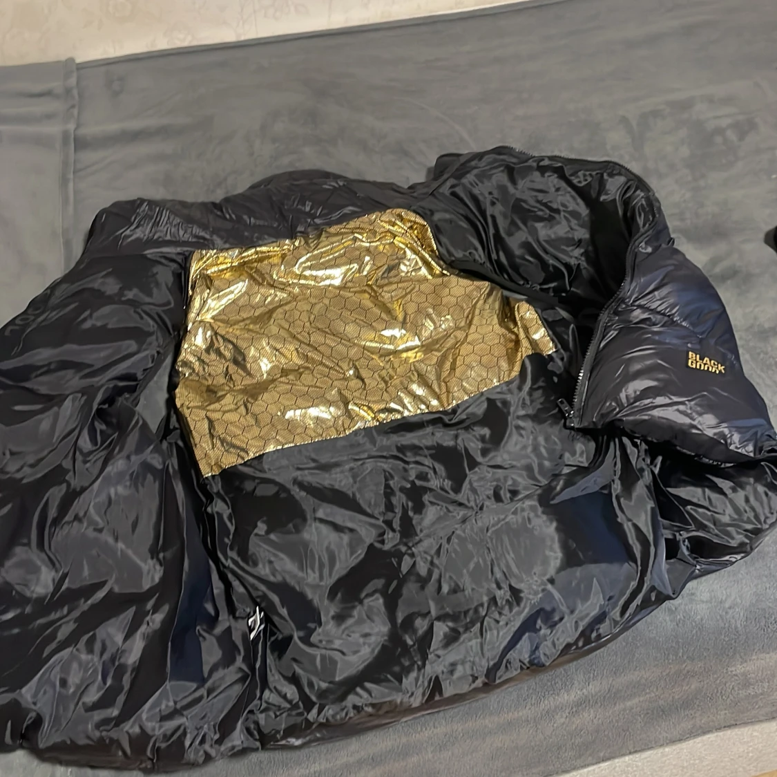 Svart dunväst med huva från Black good  - 3