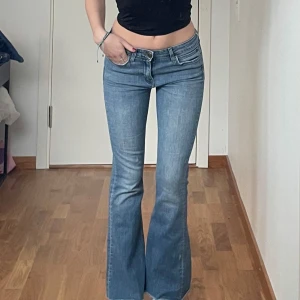 Blå bootcut jeans från Lee - Assnygga blå bootcut jeans från Lee!💕 strl xs men passar även S då de är stretchiga🫶🏻